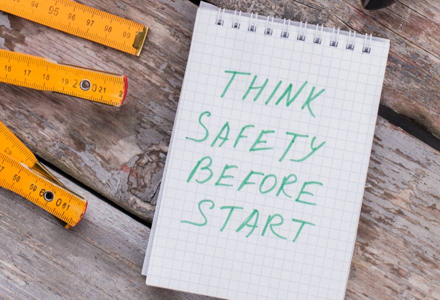 ¿Qué debe incluir un plan de prevención de caídas?